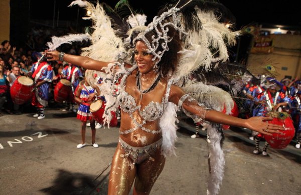 Танцьорка показва завидни умения по време на парада &bdquo;Ламадас&ldquo;, най-известното шоу по време на карнавала в Монтевидео, Уругвай. Снимка: БТА