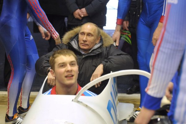 Руският премиер Владимир Путин се качва в бобслей, с който се спусна по улей в зимния спортен център Парамоново, намиращ се на 60 километра от столицата Москва. Снимка: БТА