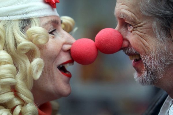 Възрастна двойка се забавлява по време на карнавал в германския град Кьолн. Снимка: БТА