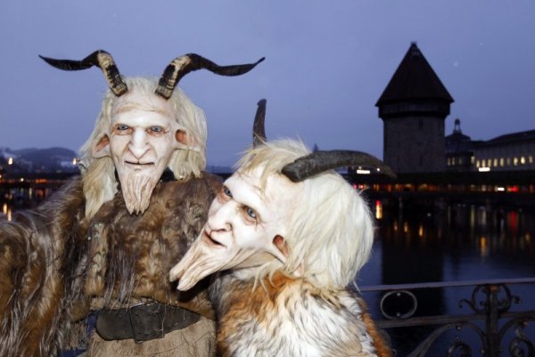 Карнавал с маски имаше и в швейцарския град Люцерн. Снимка: БТА