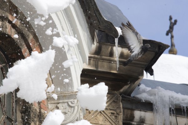 Лекото затопляне през последните 2 дни е предпоставка за свличане на сняг от покривите на сградите. Снимка: БТА