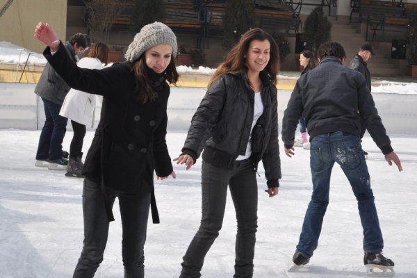 Използвайки първия слънчев ден от доста време хасковските тинейджъри отново окупираха ледената пързалка в спортен комплекс "Спартак". Снимка: БТА