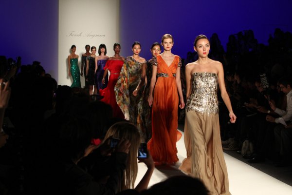 Манекенки представят тоалети по време на седмицата на модата Мерцедес Бенц в Ню Йорк, САЩ. Снимка: БТА