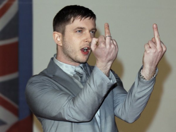 Средните пръсти явно бяха на мода, този път от Plan B. Снимка: Reuters