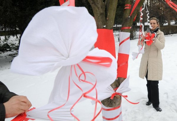 Фондация &bdquo;Идентичност за България&ldquo; украси с мартеница дръвче до езерото Ариана. Снимка: Булфото