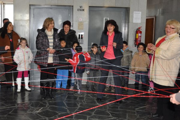 Децата от ЦДГ &bdquo;Звънче&rdquo; поздравиха служителите от Община Видин с празника Баба Марта. Те изработиха заедно &bdquo;жива&rdquo; мартеница и си пожелаха здраве и късмет. Снимка: БТА