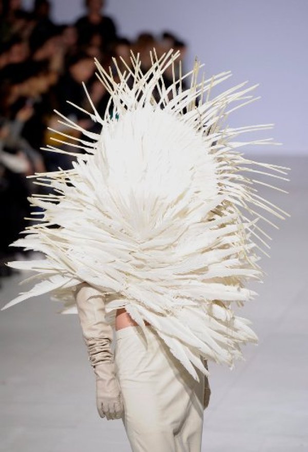 Манекенка представя странен тоалет по време на модно ревю във френската столица Париж. Снимка: БТА