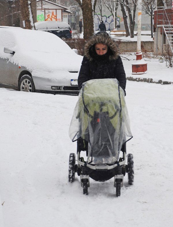 В снега по-лесно се бута детска количка, отколкото Москвич. Снимка: БТА