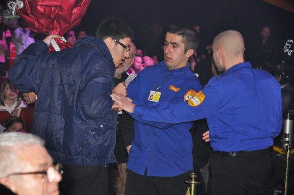 Въпреки, че показа агресия, този фен не можа да връчи букет на любимката си Преслава. Снимка: Dnes.bg