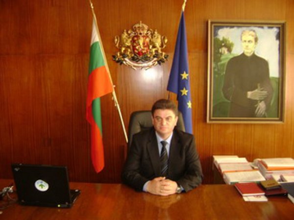 Губернаторът на Перник Иво Петров е получил бонус от 1 461,19 лева.