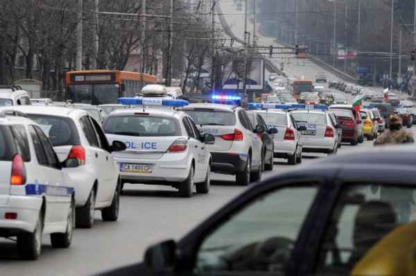 Полицейски коли ескортират протестиращите. Снимка: Булфото