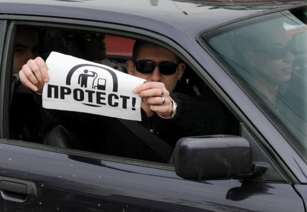 Протестиращите носят плакати и развяват знамена. Снимка: Булфото