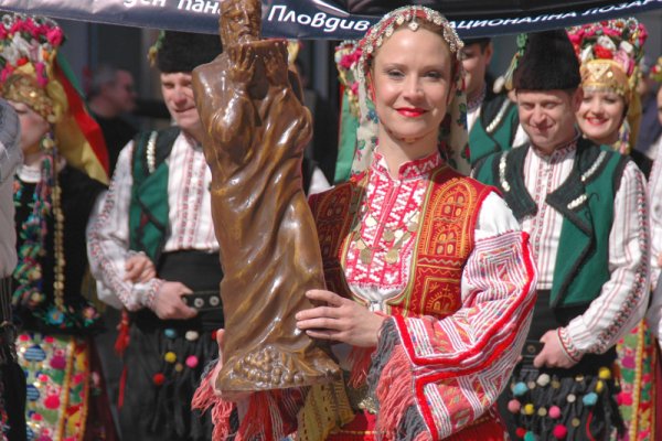 Пъстро Дионисиево шествие се проведе в центъра на Пловдив. Проявата е организирана по случай 20-та годишнина на предстоящата Международна изложба "Винария". Снимка: БТА