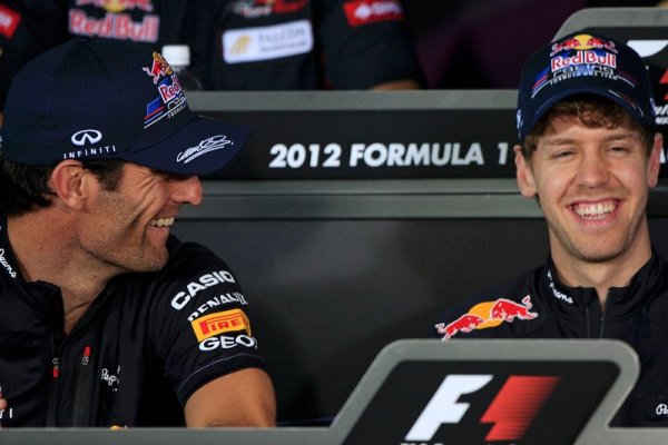Съотборниците в тима на Ред Бул &ndash; Марк Уебър (в ляво) и световният шампион за последните 2 сезона Себастиан Фетел, отговарят на въпросите на журналист по време на пресконференция на пистата Албърт Парк в Мелбърн. Снимка: Reuters