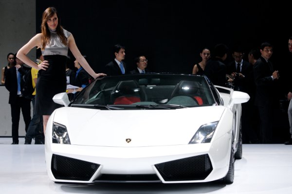 Манекенка позира до Ламборджини по време на автоизложението в Пекин. Снимка: БТА