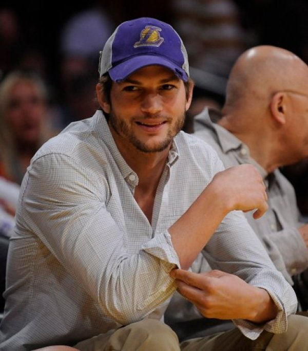 Холивудската звезда Ащън Кътчър стиска палци за баскетболния ЛА Лейкърс по време на мача срещу Оклахома Тъндърс от НБА. Снимка: БТА