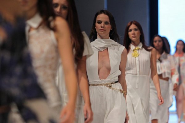 Манекенки представят тоалети на испански дизайнер по време на модно ревю в Лима, Перу. Снимка: БТА