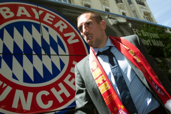 Звездата на Байерн Мюнхен Франк Рибери слиза от клубния автобус пред хотел в Мадрид преди утрешния мач-реванш от Шампионската лига срещу Реал Мадрид. „Баварците“ победиха в първия мач с 2:1 и имат леко предимство преди реванша на испанска земя. Снимка: Reuters