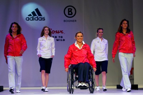 Германски спортистки показват тоалетите на атлетите, които ще представят страната на летните олимпийски игри в Лондон това лято. Снимка: Reuters