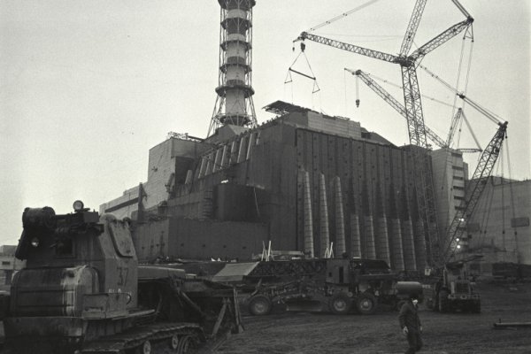 Момент от поставянето на саркофага над 4-ти блок. Снимка: Reuters