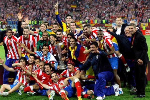 Футболистите на испанския Атлетико Мадрид празнуват спечелването на Лига Европа. &bdquo;Дюшекчиите&ldquo; победиха с 3:0 във финалния мач сънародниците си от Атлетик Билбао и заслужено спечелиха трофея за втори път в последните 3 години. Снимка: БТА