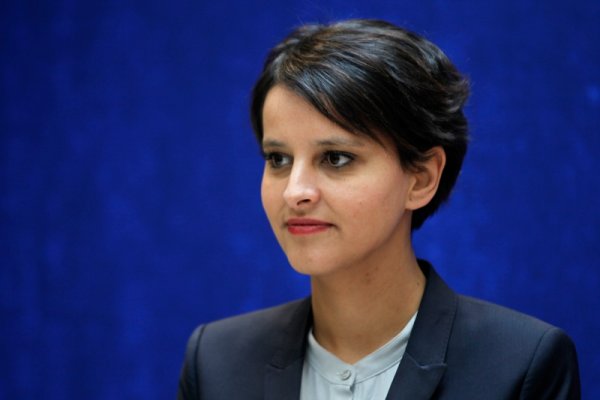Новоназначеният говорител на френското правителство Нажат Вало-Белкасем на церемонията по встъпване в длъжност в Париж. Снимка: Reuters