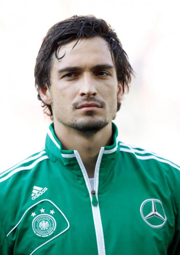 Матс Хумелс (Германия) ревностно ще пази територията си. Снимка: Reuters