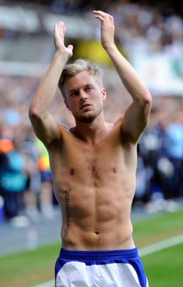 Русокосият Себастиан Ларсон (Швеция) определено ще разтупти женските сърца на стадиона. Снимка: Reuters