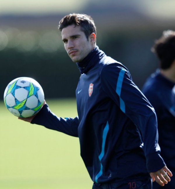 Холандският нападател Робин ван Перси стреля право в целта. Снимка: Reuters