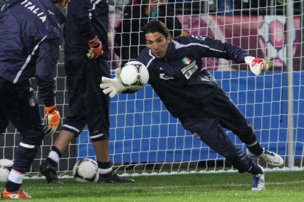 Вратарят на Италия Джанлуиджи Буфон се хвърля по време на тренировка на своя отбор в базата на "скуадра адзура" в Краков. Снимка: БТА