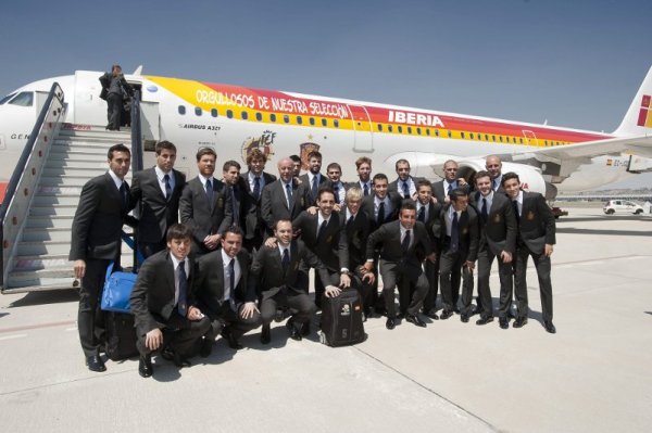 Световният и европейски шампион Испания позира за последна снимка на испанска земя преди заминаването на отбора за Евро 2012. Снимка: БТА