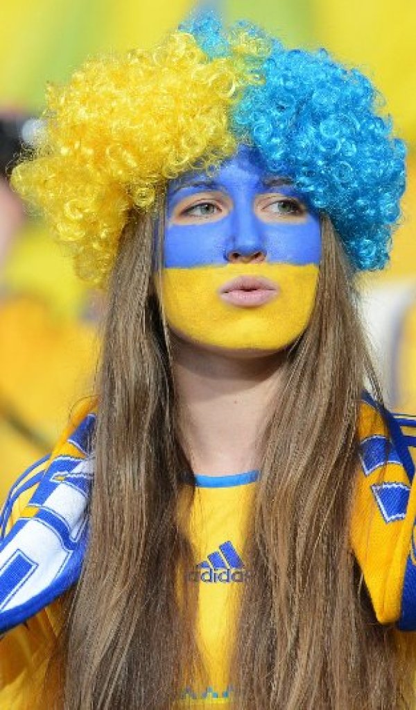 Колоритна украинка подкрепя своя отбор по време на мача срещу шведите. Снимка: БТА