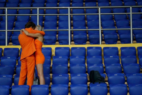 Холандка се опитва да утеши любимия си след края на мача. Снимка: Reuters