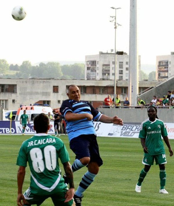 И борба за висока топка. Снимка: Impact Press Group