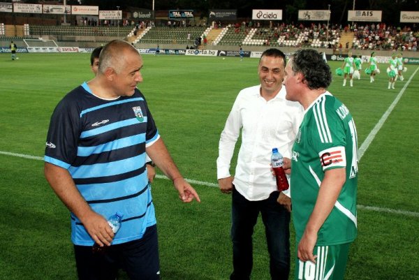 Размяна на любезности със съперника. Снимка: Impact Press Group