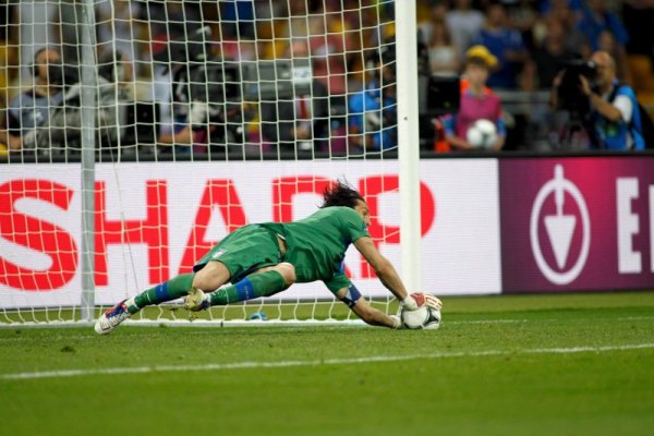 Вратарят на "адзурите" Джанлуиджи Буфон хваща решителната четвърта дузпа, бита от Ашли Коул. Италия победи с 4:2 след наказателните удари и се класира на 1/2 финала на Евро 2012. Снимка: Reuters