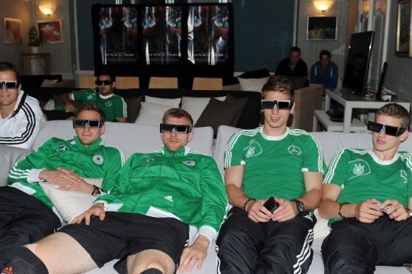 Германските национали пък се забавляват с гледане на 3D филм в своята база в Гданск. Снимка: Reuters