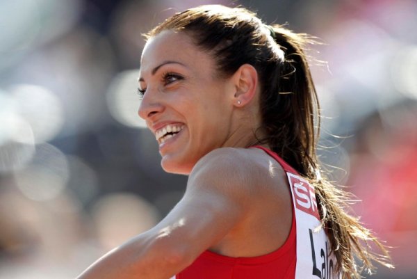 Ивет Лалова се усмихва чаровно след като спечели серията си на 100 метра по време на Европейското първенство по лека атлетика в Хелзинки. Тази вечер най-бързата бяла жена ще бяга на 1/2 финал. Снимка: Reuters