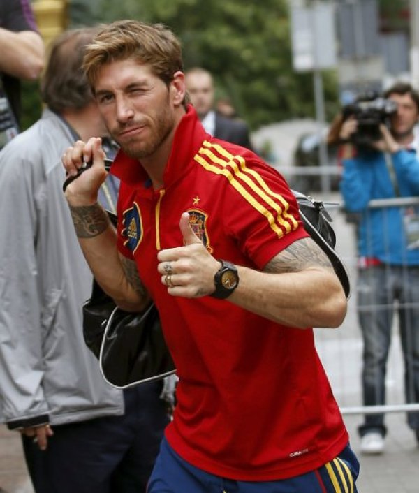 Защитникът на Испания Серхио Рамос поздравява фенове при настаняването на отбора в хотел в Киев. В неделя "Ла Фурия" ще защитава европейската си титла срещу Италия. Снимка: БТА