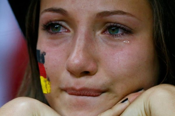 На другия полюс бяха феновете на Бундестима. Фенка на Германия плаче и не може да повярва, че любимците й няма да играят на финала на първенството в Полша и Украйна. Снимка: Reuters