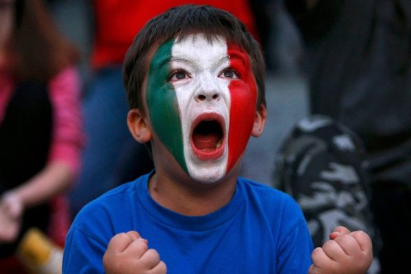 Малко момче е полудяло от щастие след победата на „Скуадра адзура“ над Германия в 1/2 финала на Евро 2012. Италия победи с 2:1 след 2 гола на Марио Балотели. Снимка: Reuters