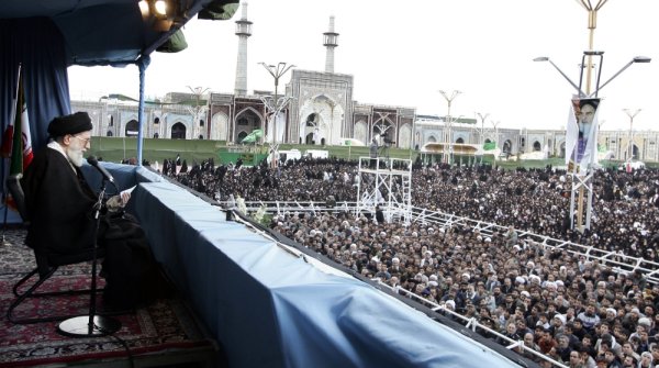 Мешхед, Иран. Името на града се превежда като &ldquo;мястото на мъчениците&ldquo;. &nbsp;В града се намира гробът на&nbsp;Али ал-Рида, осмия шиитски&nbsp;имам. Мястото се посещава от повече от 15 милиона поклонници годишно. 
Снимка: Reuters