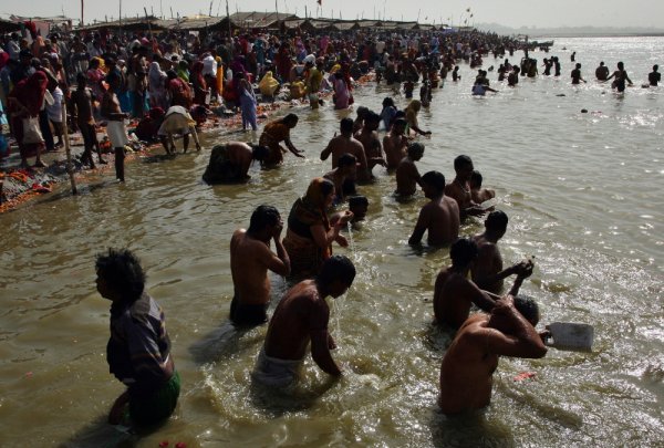 Река Ганг. Реката е най-свещеното място за поклонниците, изповядващи индуизма. Реката е дълга около 2000 километра. Хиляди поклонници всяка година се къпят във водите на Ганг.
Снимка:Reuters