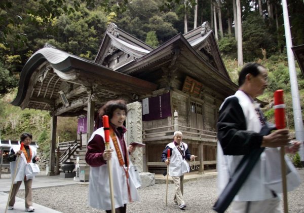 88-те храма на Шикоку, Япония. На японския остров Шикоку има 88 храма. Броят им е равен на 88 низки страсти, които се включват в доктрината на будизма. Ако човек иска да се освободи от тях, трябва да премине през всеки едни от храмовете. Традиционно това трябва да стане пеша, но днес е абсолютно в реда на нещата обиколката да става с автобус. 
Снимка:Reuters