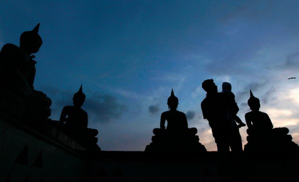 Връх Адам, Шри Ланка. Това място е свещено за почти всички религии. Според различните вярвания отпечатъкът на върха е на Адам, Буда, Шива или Свети Томас. Мястото е притегателен център за туристи и поклонници. Освен голяма религиозна значимост мястото има и изключително красива гледка. При ясно време от връх Адам посетителите могат да видят столицата Коломбо, която се намира на 65 километра.
Снимка:Reuters