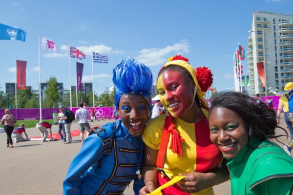 Актьори забавляват атлети, които вече са се настанили в Олимпийското село в Лондон. Само след няколко дни – на 27 юли, ще бъде дадено началото на летните олимпийски игри в столицата на Великобритания. Снимка: БТА