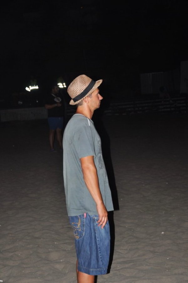 Део също се кефеше на британеца, но беше без компания пред сцената. Снимка: Dnes.bg