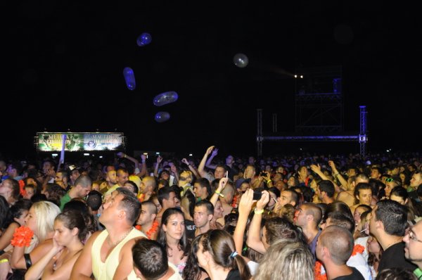 Феновете надуваха презервативи докато чакаха Бъста Раймс. Снимка: Dnes.bg