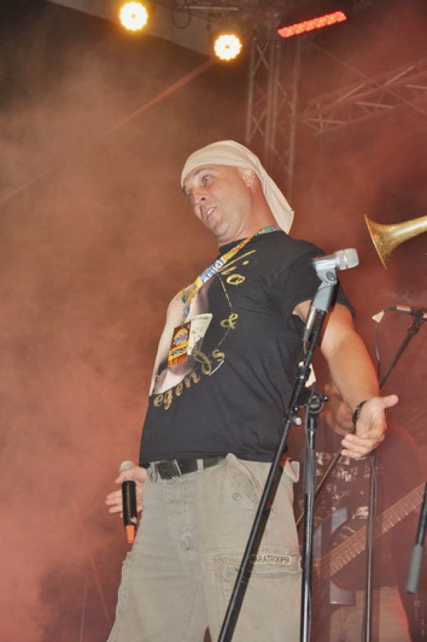 За нула време рок сцената се изпълни в чест на Светльо Витков и "Легендите". Снимка: Dnes.bg