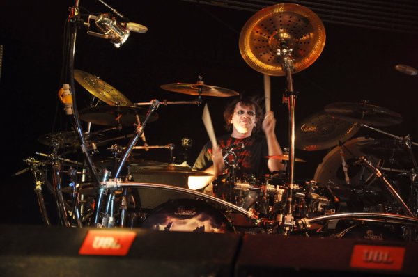 Барабанистът на бандата Рей Лузиър се раздаде. Снимка: Dnes.bg